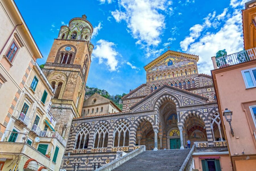 Amalfi coast from Pompeii by bus - The driver and guide side: English comfort and road confidence