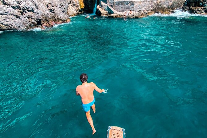 Amalfi Coast Tour from Salerno to Positano, with aperitif and lunch - A 6-hour boat day on the Amalfi Coast from Salerno