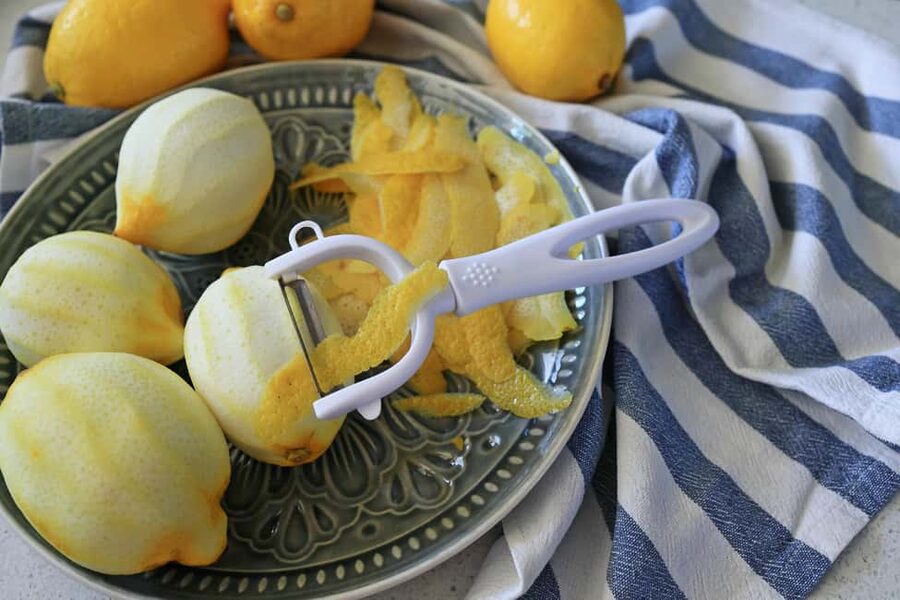 Amalfi: Limoncello Factory Visit with Instructor and Tasting - Hands-on lemon work, then the family recipe approach