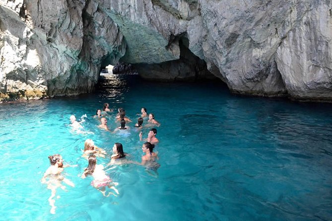 Capri Boat tour from Positano with Light Lunch, Drinks & Swim - Getting to the docks: Mandara meeting point and the transfer reality
