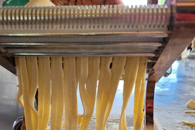 Cooking lesson: tagliatelle, mozzarella and tiramisu - Mozzarella like a farm kitchen: cow to cheese balls