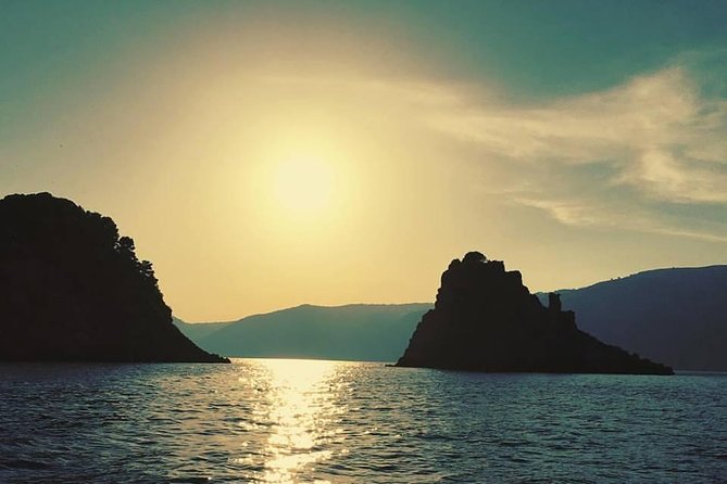 Discover the precious Amalfi Coast by boat - Getting to Molo Manfredi, pickup options, and onboard expectations