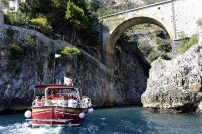 Small Group Amalfi Coast boat tour with stops in Positano & Amalfi