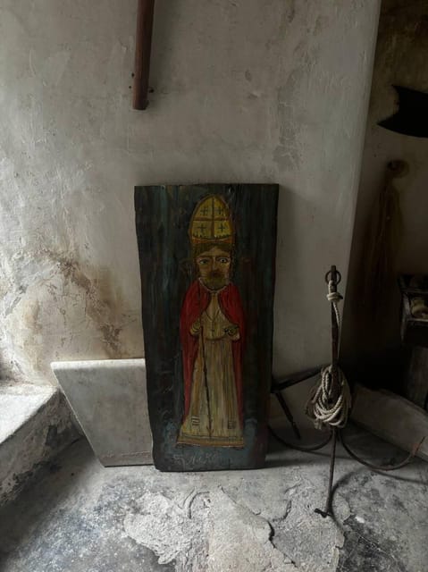 Maiori: Hiking Tour to A Lemon Farm with Lemon Tastings - The ancient washhouse stop, a small history moment you will actually remember