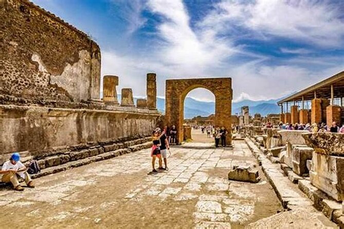 Pompeii Tour with Lunch and Wine Tasting from Positano - Wine tasting and lunch at Cantina del Vesuvio