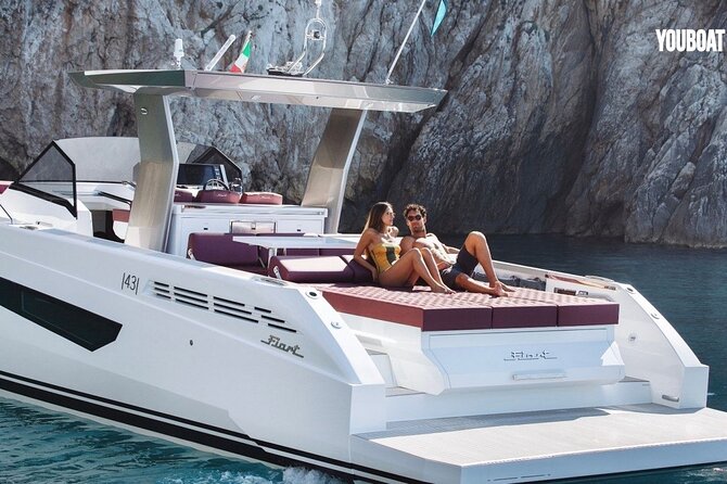 Private boat tour of the Island of Capri, Caves, Faraglioni - The onboard setup: snacks, drinks, towels, and snorkeling gear