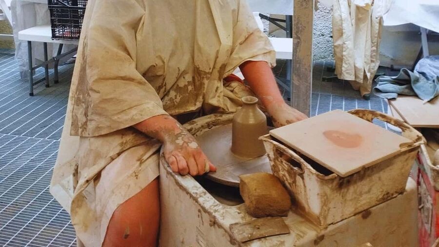 Salerno: potter's wheel workshop in Vietri sul Mare - Learning majolica-style technique through wheel movements