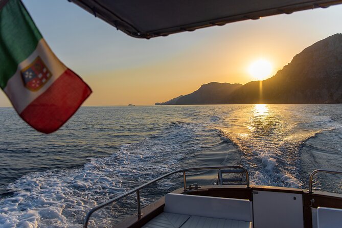 Small Group Tour in Positano by Boat at Sunset with Prosecco - Why a sunset boat between Positano and Praiano is such good value