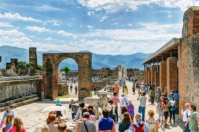 The real life in the old Pompeii tour with Archaelogical Guide All Inclusive - Skip-the-Line Admission Meets a Private Speaking Guide