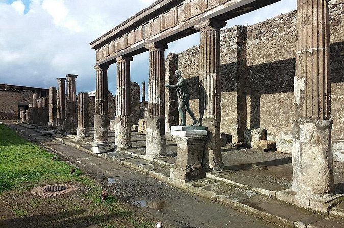Visit Pompeii from Positano with Pizza Lunch - What you’ll see at Pompeii: forum photos and the feel of daily life
